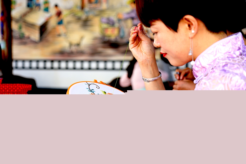 甘肅張掖鄉村“巧手”助力鄉村振興為祖國70周年獻禮